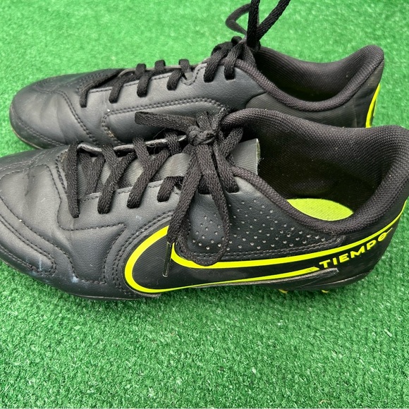 Black soccer Shoes 👞 - Picture 2 of 5